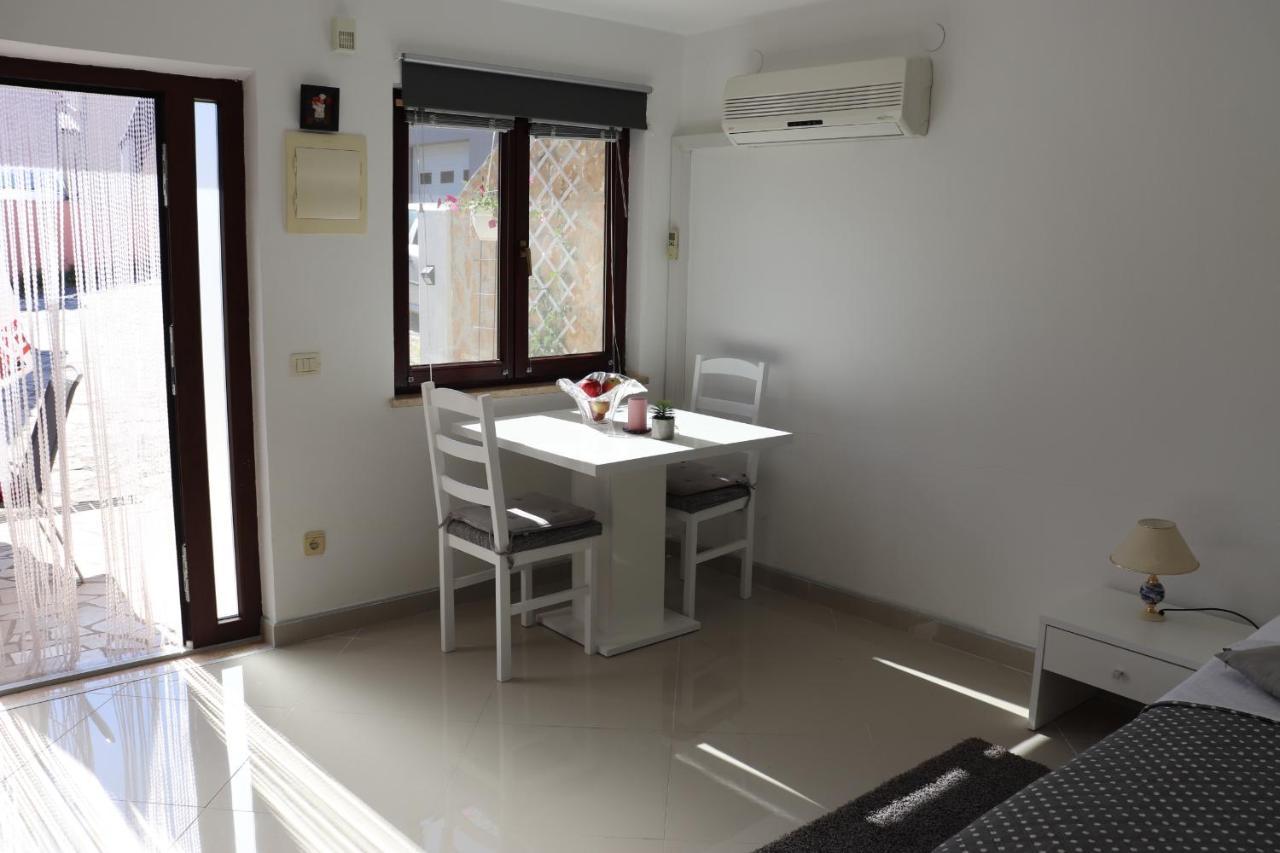 an Amazing Studio Apartment Premantura Bagian luar foto