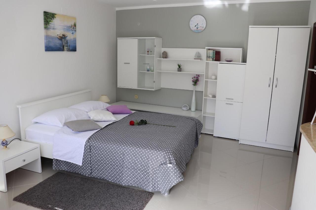 an Amazing Studio Apartment Premantura Bagian luar foto